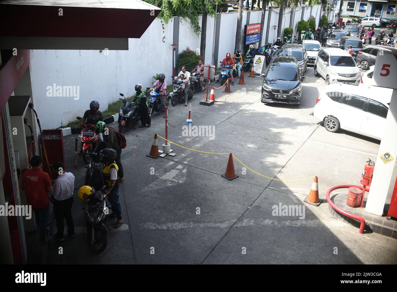 Jakarta, Indonesia. 3rd Sep, 2022. Vehicles queue to refuel at a gas station in Jakarta, Indonesia, Sept. 3, 2022. Indonesia raised fuel prices on Saturday. Credit: Zulkarnain/Xinhua/Alamy Live News Stock Photo