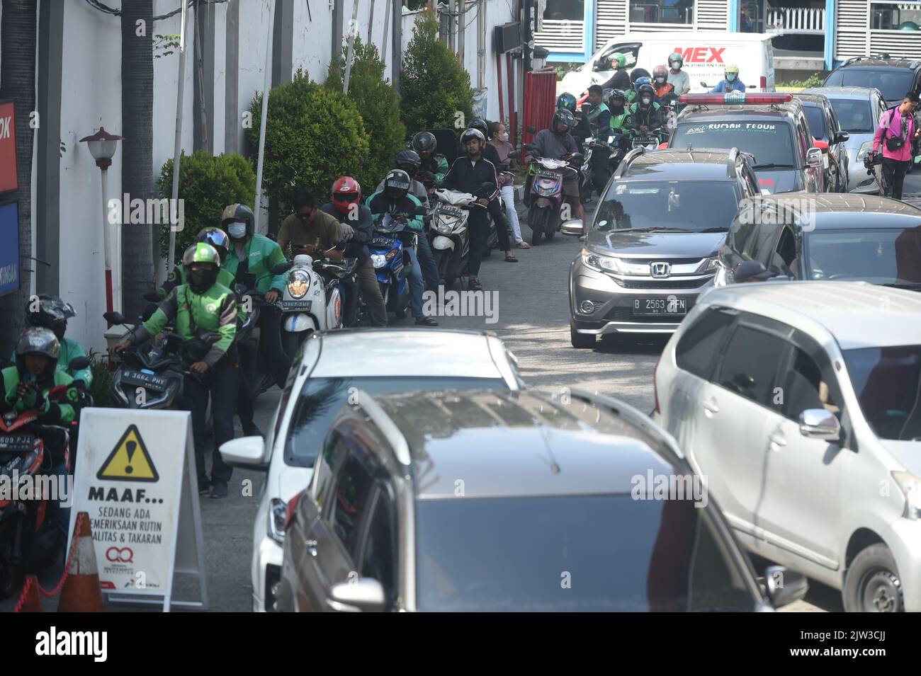 Jakarta, Indonesia. 3rd Sep, 2022. Vehicles queue to refuel at a gas station in Jakarta, Indonesia, Sept. 3, 2022. Indonesia raised fuel prices on Saturday. Credit: Zulkarnain/Xinhua/Alamy Live News Stock Photo