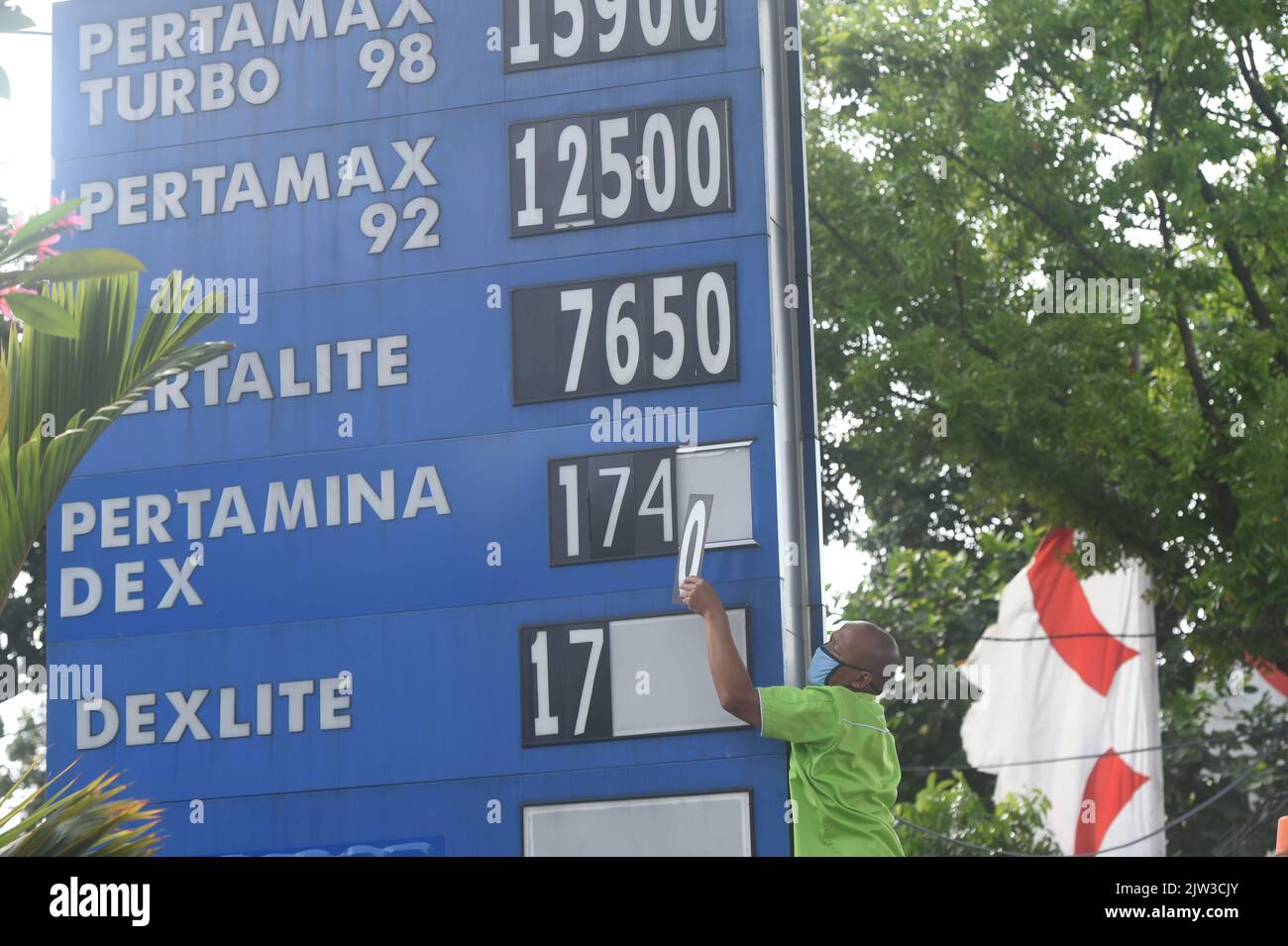 Jakarta, Indonesia. 3rd Sep, 2022. A staff member replaces the fuel price boards at a gas station in Jakarta, Indonesia, Sept. 3, 2022. Indonesia raised fuel prices on Saturday. Credit: Zulkarnain/Xinhua/Alamy Live News Stock Photo