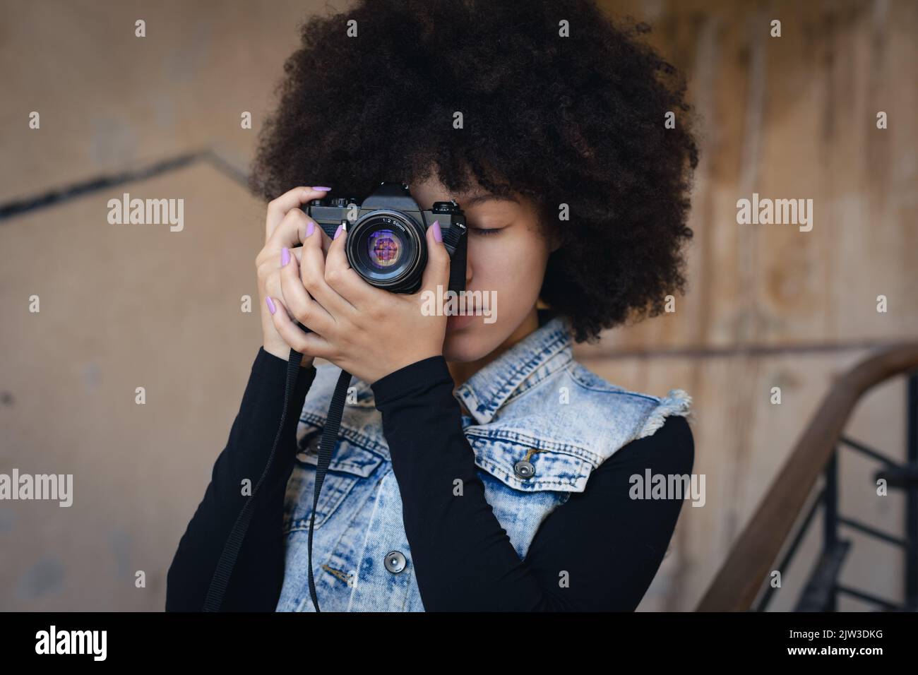 Woman taking photo illustration hi-res stock photography and images - Alamy