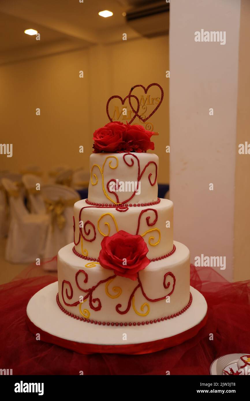 Cake dummy hi-res stock photography and images - Alamy