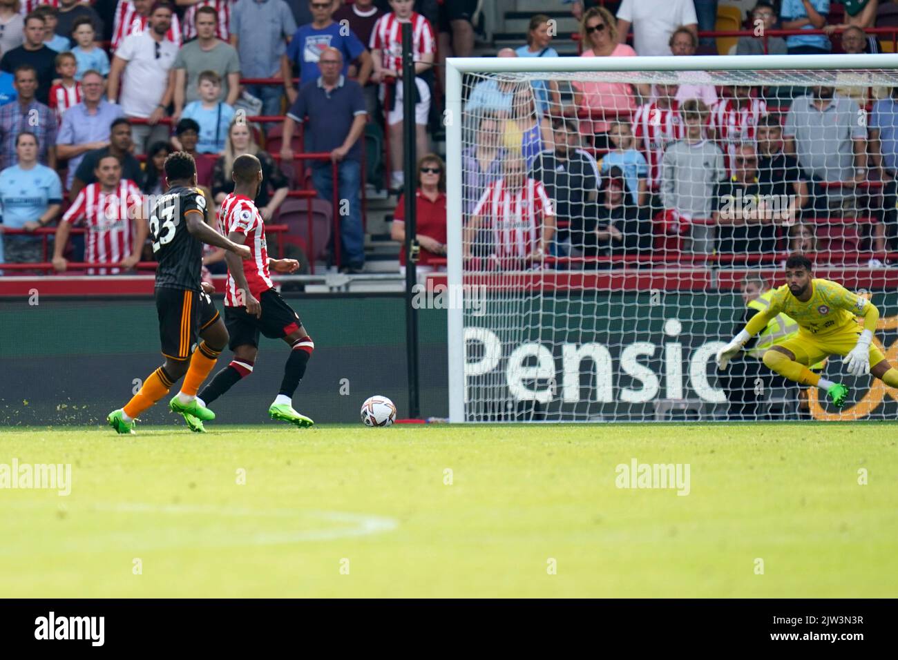 Leeds United's Luis Sinisterra (left) scores their side's first goal of