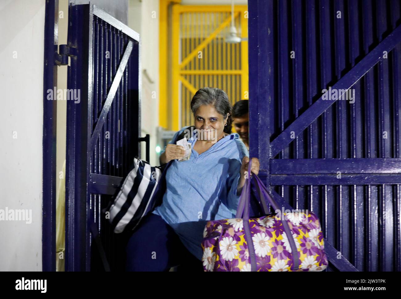 Teesta Setalvad, a prominent activist, carries her belongings as she leaves Sabarmati Central Jail after her release on interim bail, in Ahmedabad, India, September 3, 2022. REUTERS/Amit Dave     TPX IMAGES OF THE DAY Stock Photo