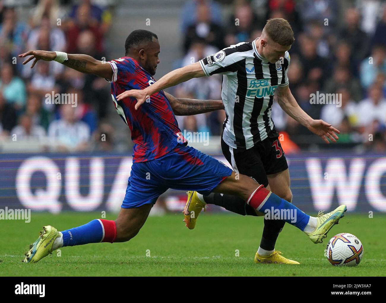 Crystal Palace's Jordan Ayew challenges Newcastle United's Elliot Anderson during the Premier League match at St. James' Park, Newcastle. Picture date: Saturday September 3, 2022. Stock Photo
