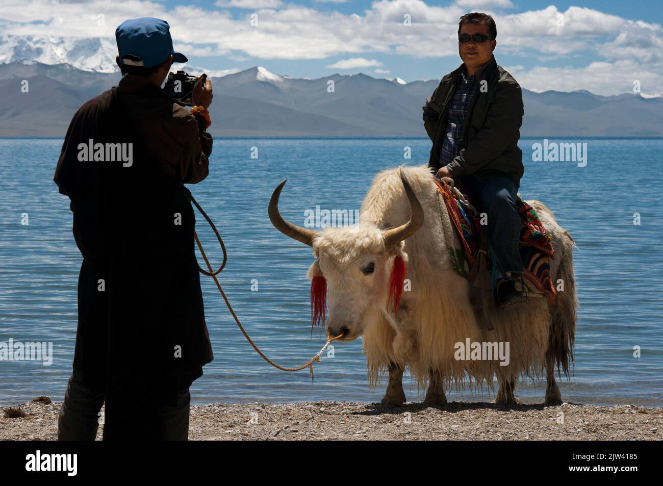 Tourists and yaks in Nam Tso Lake (Nam Co) in Nyainqentanglha mountains, Tibet.  The drop in temperatures with the consequent decrease in snowfall end Stock Photo
