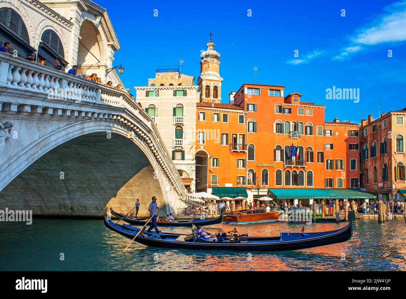 Rialto bridge. Gondolas, with tourists, on the Grand Canal, next to the Fondamenta del Vin, Venice, UNESCO, Veneto, Italy, Europe.  Venice is slowly s Stock Photo
