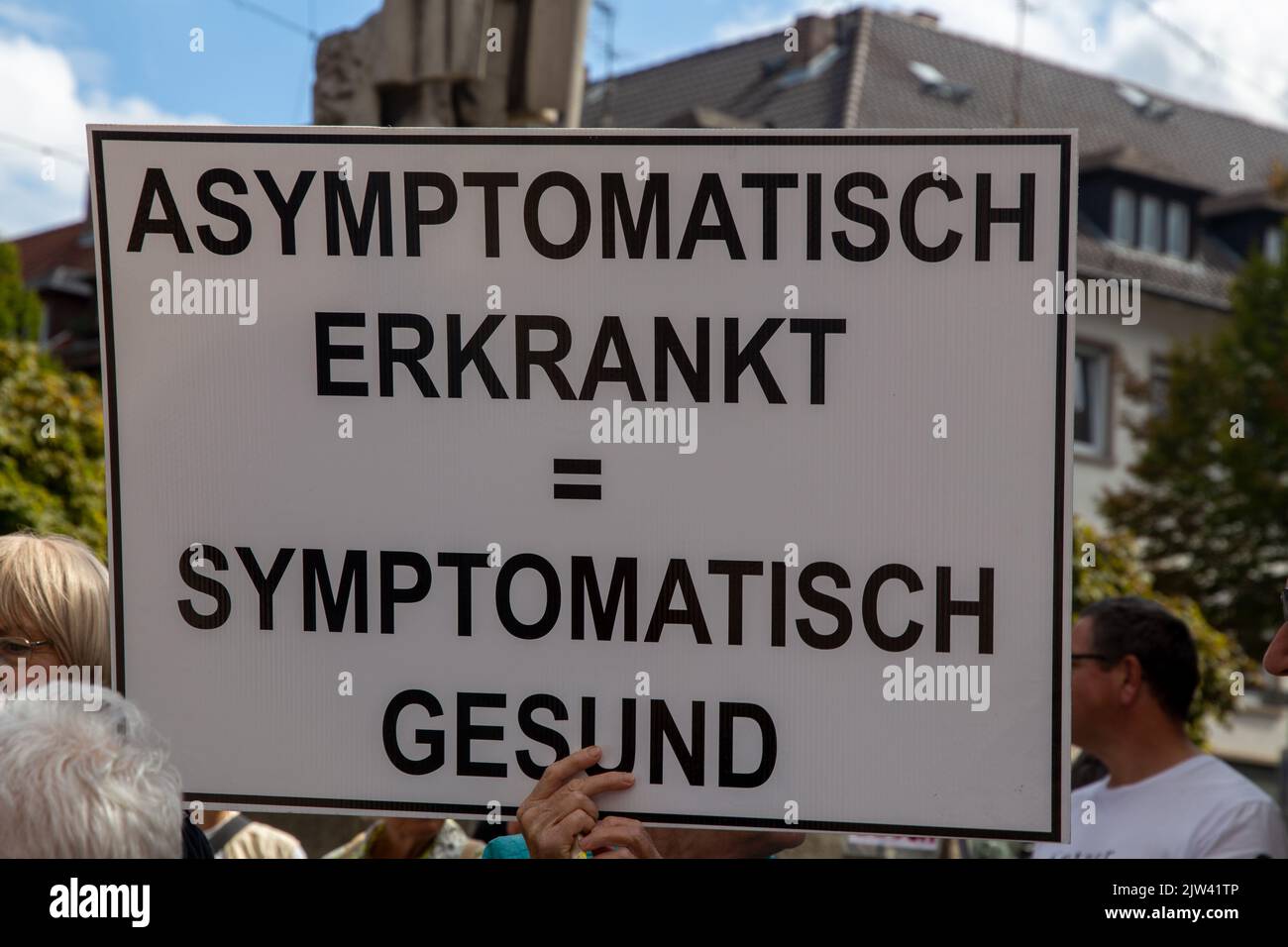 Querdenker-Demo in Darmstadt, Hessen: Die Demonstration richtete sich gegen die Coronamaßnahmen der vergangenen zwei Jahre sowie künftige Einschränkun Stock Photo