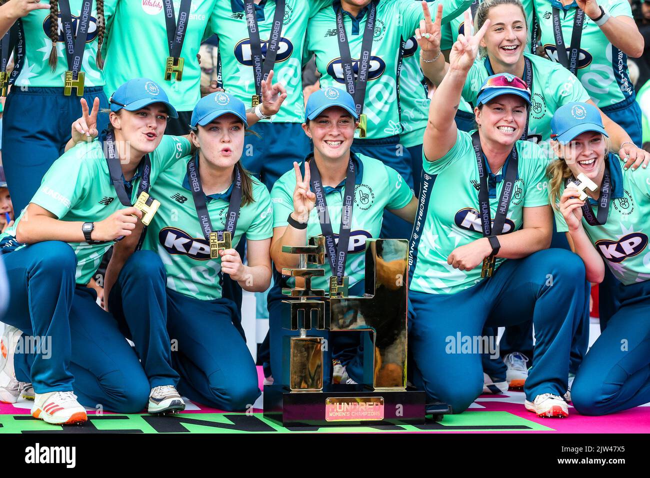 Oval Invinciples players celebrate winning with the trophy during the The Hundred Women's Final Oval Invincibles Women vs Southern Brave Women at The Kia Oval, London, United Kingdom, 3rd September 2022  (Photo by Ben Whitley/News Images) Stock Photo