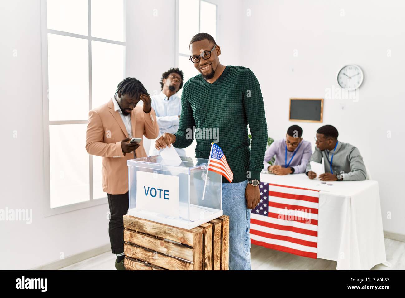 Black man voting usa hi-res stock photography and images - Alamy