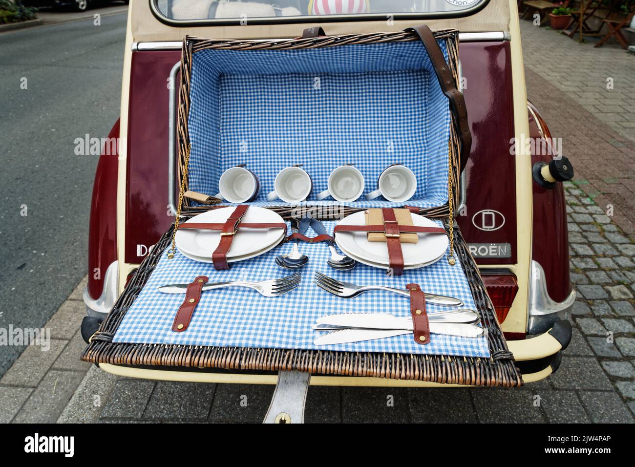 Car 2cv white background hi-res stock photography and images - Alamy