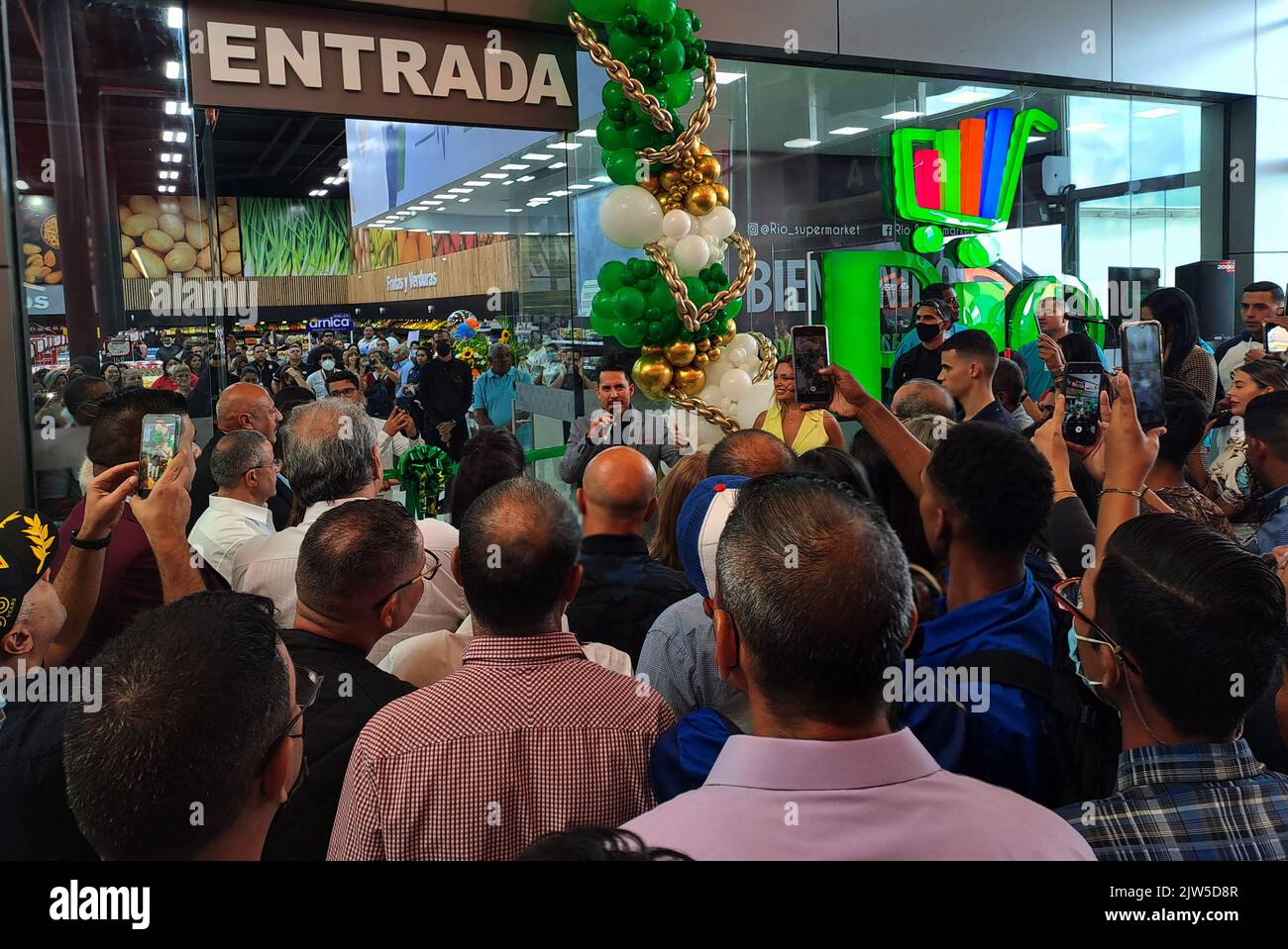 Guacara, Carabobo, Venezuela. 3rd Sep, 2022. September 03, 2022. The supermarket chain, Rio Supermarket, reaches the central region of Venezuela, specifically the City of Guacara, in the state of Carabobo. It is the 12th branch in the entire country, and the first to open outside of eastern Venezuela, since seven are operating on the island of Margarita, Nueva Esparta state, two in the city of CumanÃ, one in MaturÃ-n and another in Barcelona, Anzoategui state. Photo: Juan Carlos Hernandez (Credit Image: © Juan Carlos Hernandez/ZUMA Press Wire) Stock Photo