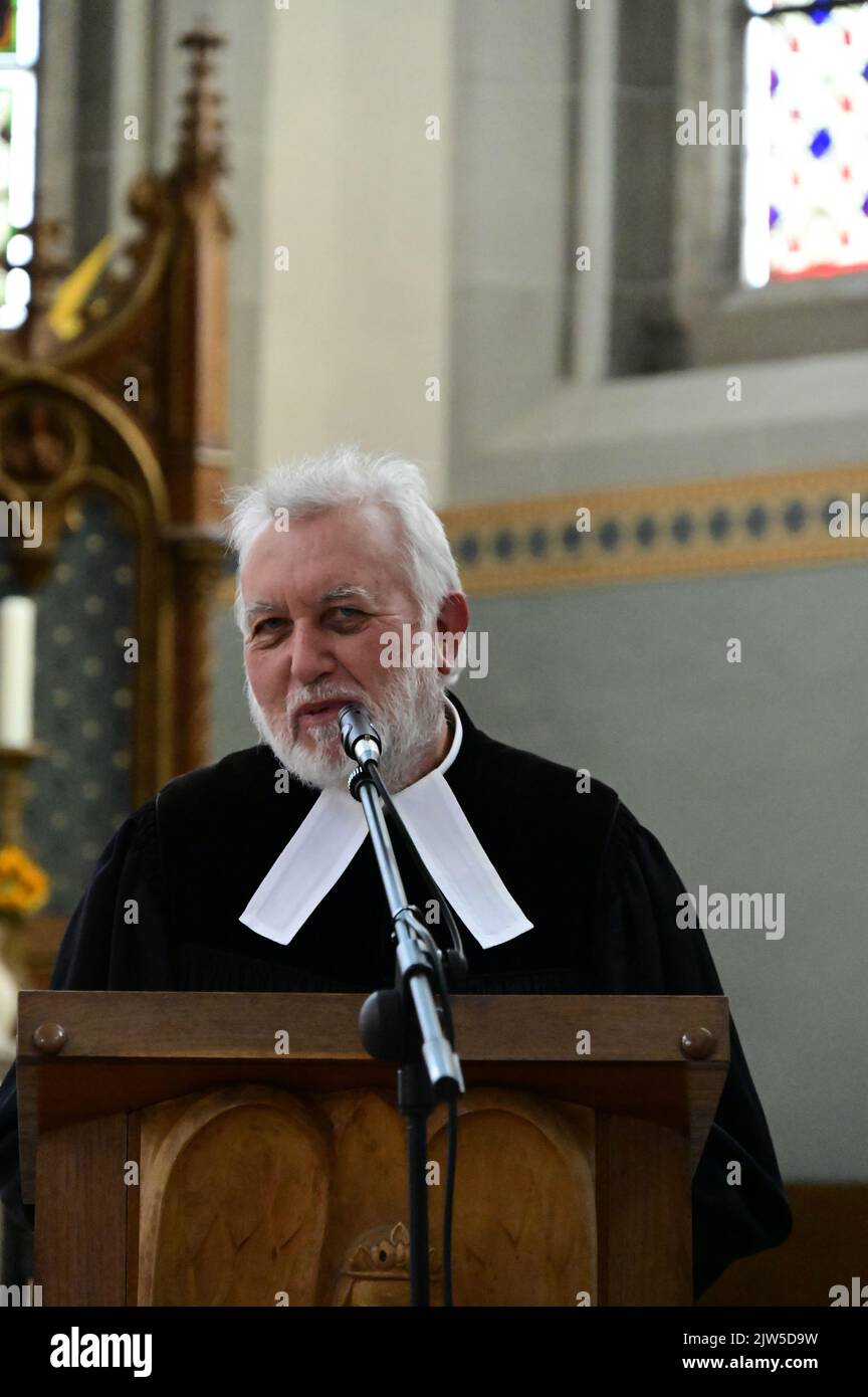 Der Salvador Dalí Experte Pfarrer Dr. Herbert Specht bei der Vernissage DaliBibliaSacrall in der Frauenkirche. Görlitz, 03.09.2022 Stock Photo