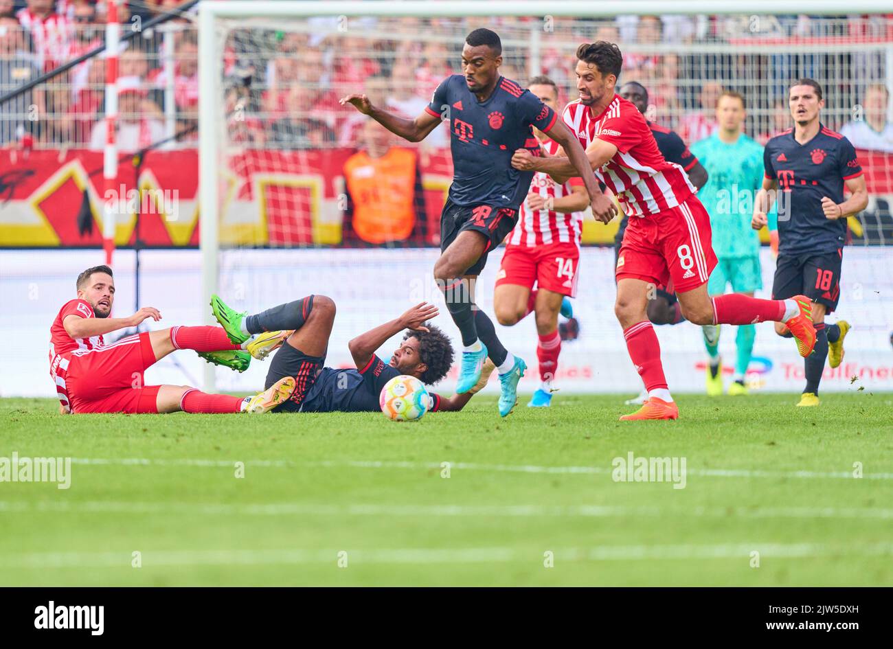 Serge GNABRY, FCB 7  Ryan Gravenberch, FCB 38 compete for the ball, tackling, duel, header, zweikampf, action, fight against Niko Giesselmann, Union Berlin 23 (L) and Rani Khedira, Union Berlin 8 (R) in the match 1.FC UNION BERLIN - FC BAYERN MUENCHEN 1-1 1.German Football League on Sept 3, 2022 in Berlin, Germany. Season 2022/2023, matchday 5, 1.Bundesliga, FCB, München, 5.Spieltag. © Peter Schatz / Alamy Live News    - DFL REGULATIONS PROHIBIT ANY USE OF PHOTOGRAPHS as IMAGE SEQUENCES and/or QUASI-VIDEO - Stock Photo