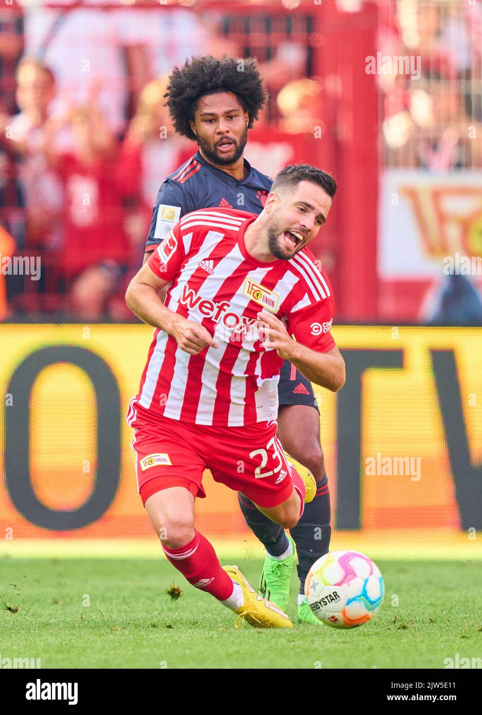 Serge GNABRY, FCB 7  compete for the ball, tackling, duel, header, zweikampf, action, fight against Niko Giesselmann, Union Berlin 23  in the match 1.FC UNION BERLIN - FC BAYERN MUENCHEN 1-1 1.German Football League on Sept 3, 2022 in Berlin, Germany. Season 2022/2023, matchday 5, 1.Bundesliga, FCB, München, 5.Spieltag. © Peter Schatz / Alamy Live News    - DFL REGULATIONS PROHIBIT ANY USE OF PHOTOGRAPHS as IMAGE SEQUENCES and/or QUASI-VIDEO - Stock Photo