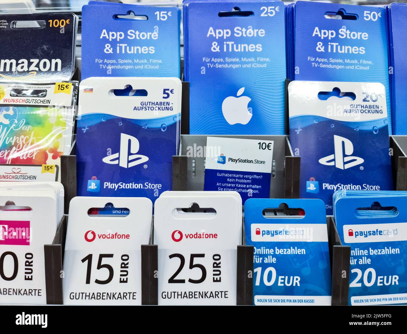Apple store gift cards hi-res stock photography and images - Alamy