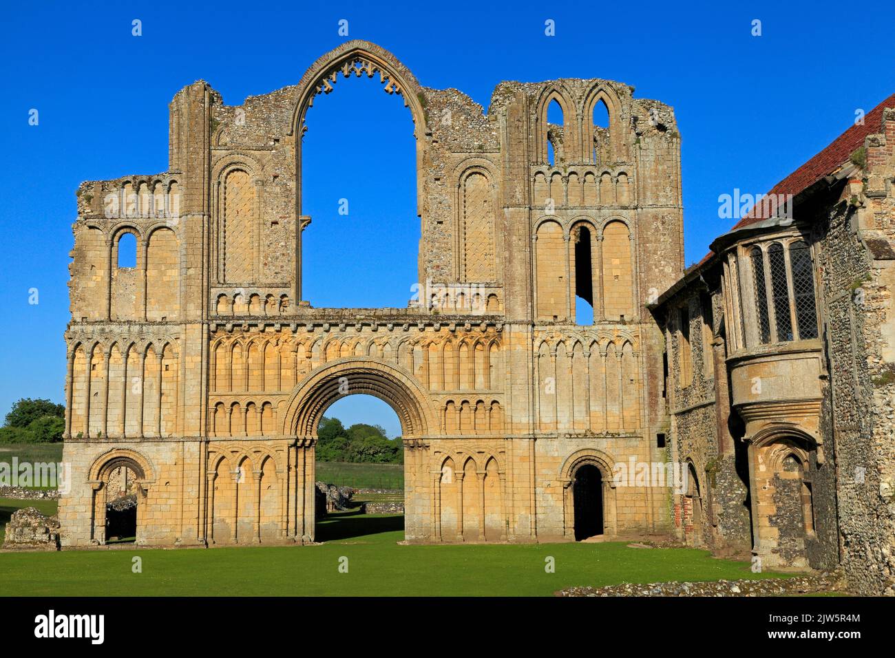 Castle Acre Priory, Norfolk, west front of priory church, and Priors Lodging, English priories, ruins, ruined, medieval, architecture Stock Photo