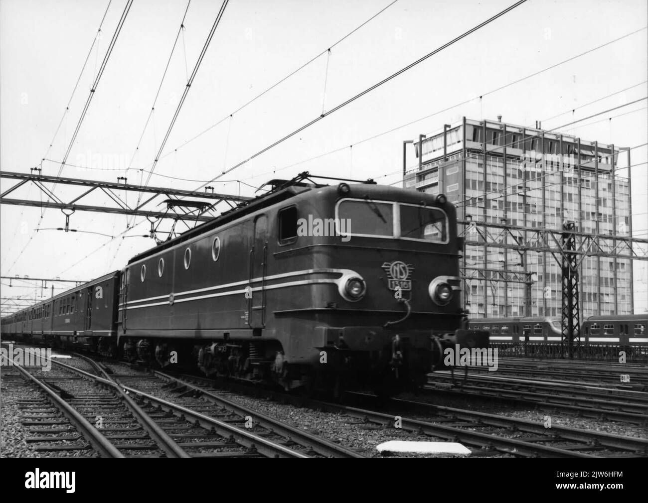 Image of the supply of wood (under tarpaulins) by rail at a loading and