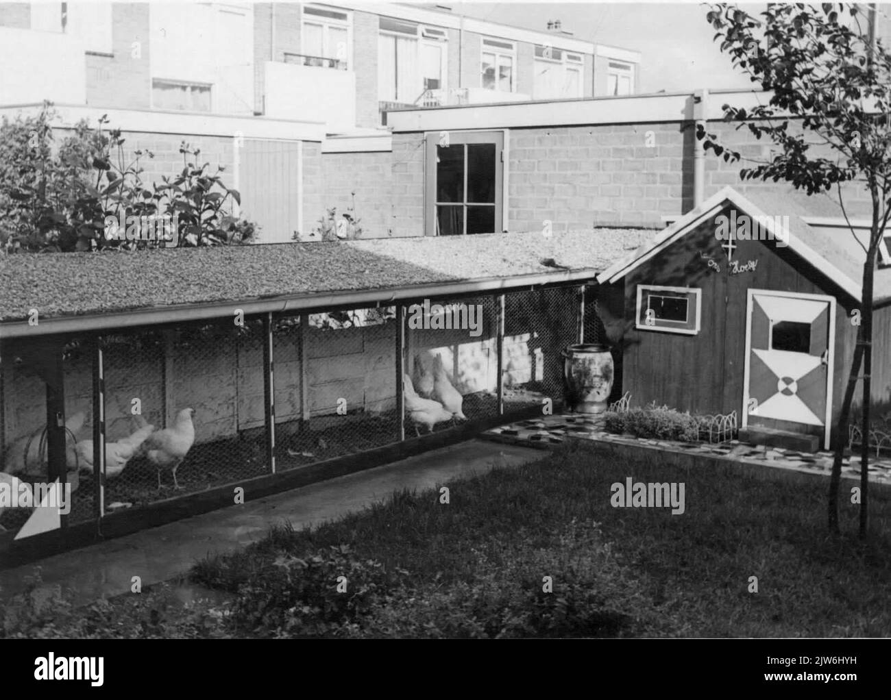 View of the chicken run in the garden of the House Minstreellaan 8 in