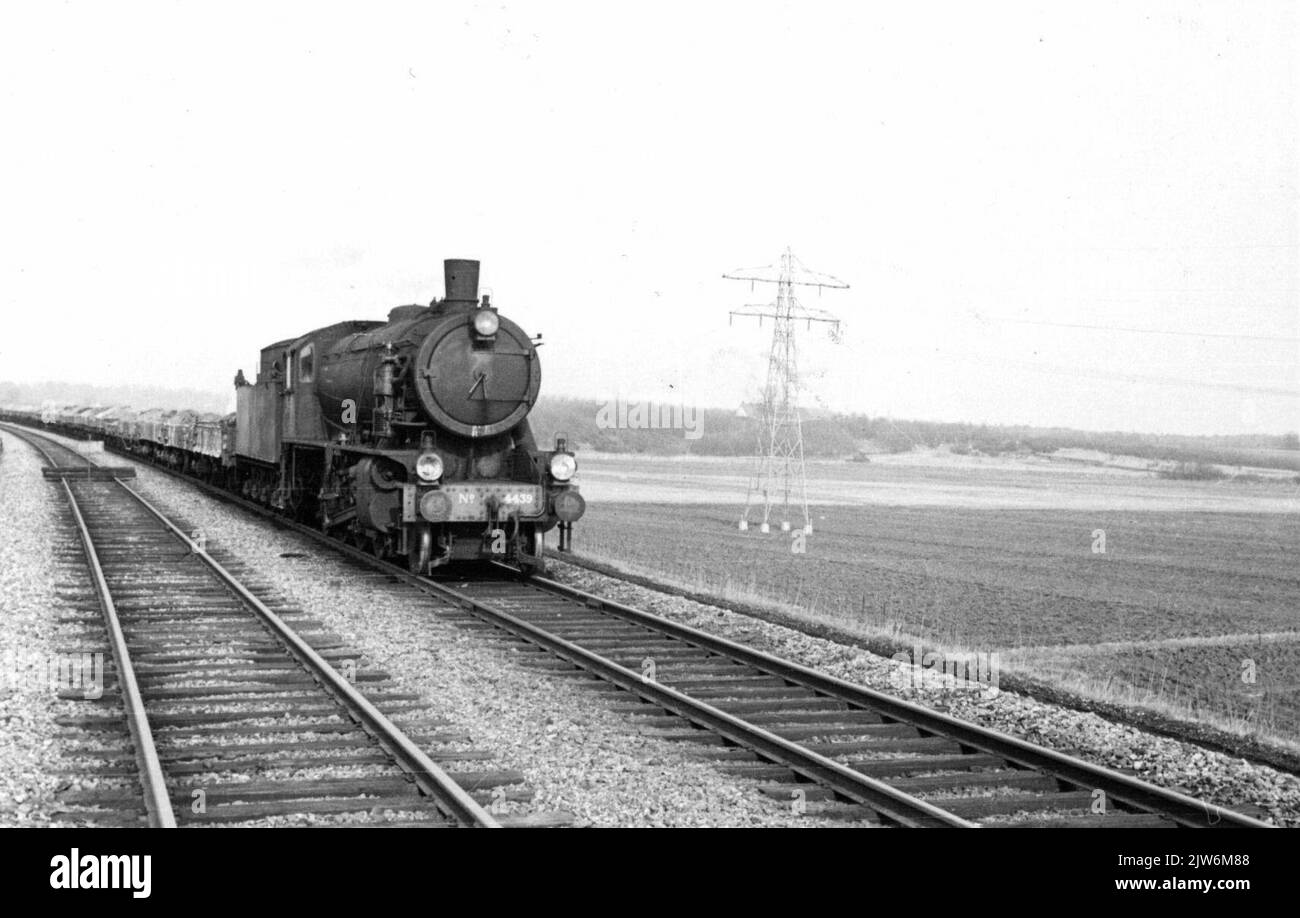 Image of the steam locomotive No. 4439 (series 4300/4400/4500, 'Austerities', ex War Department No. 77475) of the N.S. With a sand train. Stock Photo