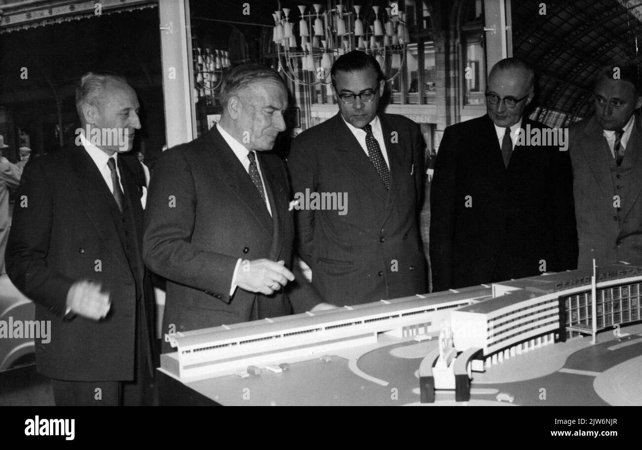 Image of Dr. F. Q. den Hollander (2nd from the left, president-director of the N.S. from 1947 to 1958) at a model of the N.S. station Rotterdam et al. Stock Photo