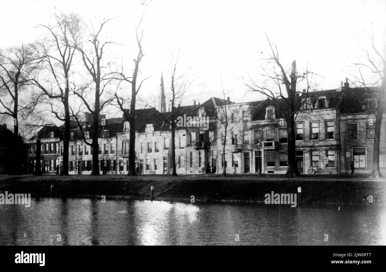 View of the facades of a few houses on the Weerdsingel W.Z. in Utrecht with the Stadsbuitengracht in the foreground. Stock Photo