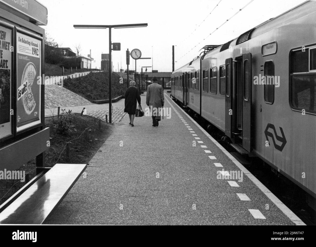 View of the platform of the N.S. station Rhenen in Rhenen with the electric train set no. 934 (Mat. 1964, plan V) of the N.S. Stock Photo