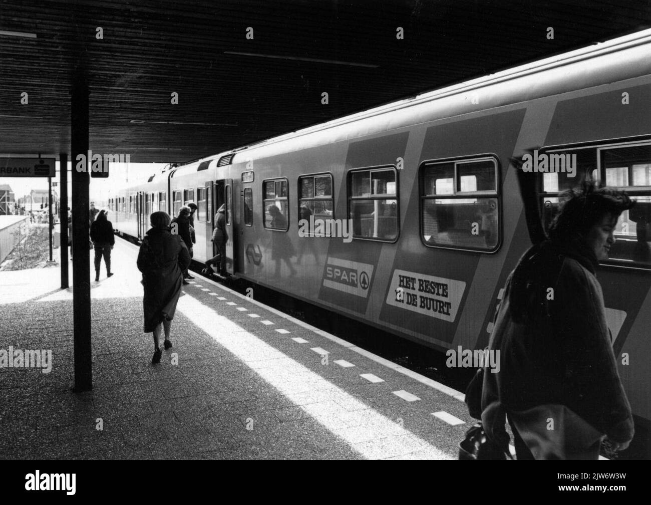 View of the platform of the N.S. station Veenendaal Centrum in Veenendaal with electric train set no. 934 (Mat. 1964, plan V) of the N.S. Stock Photo
