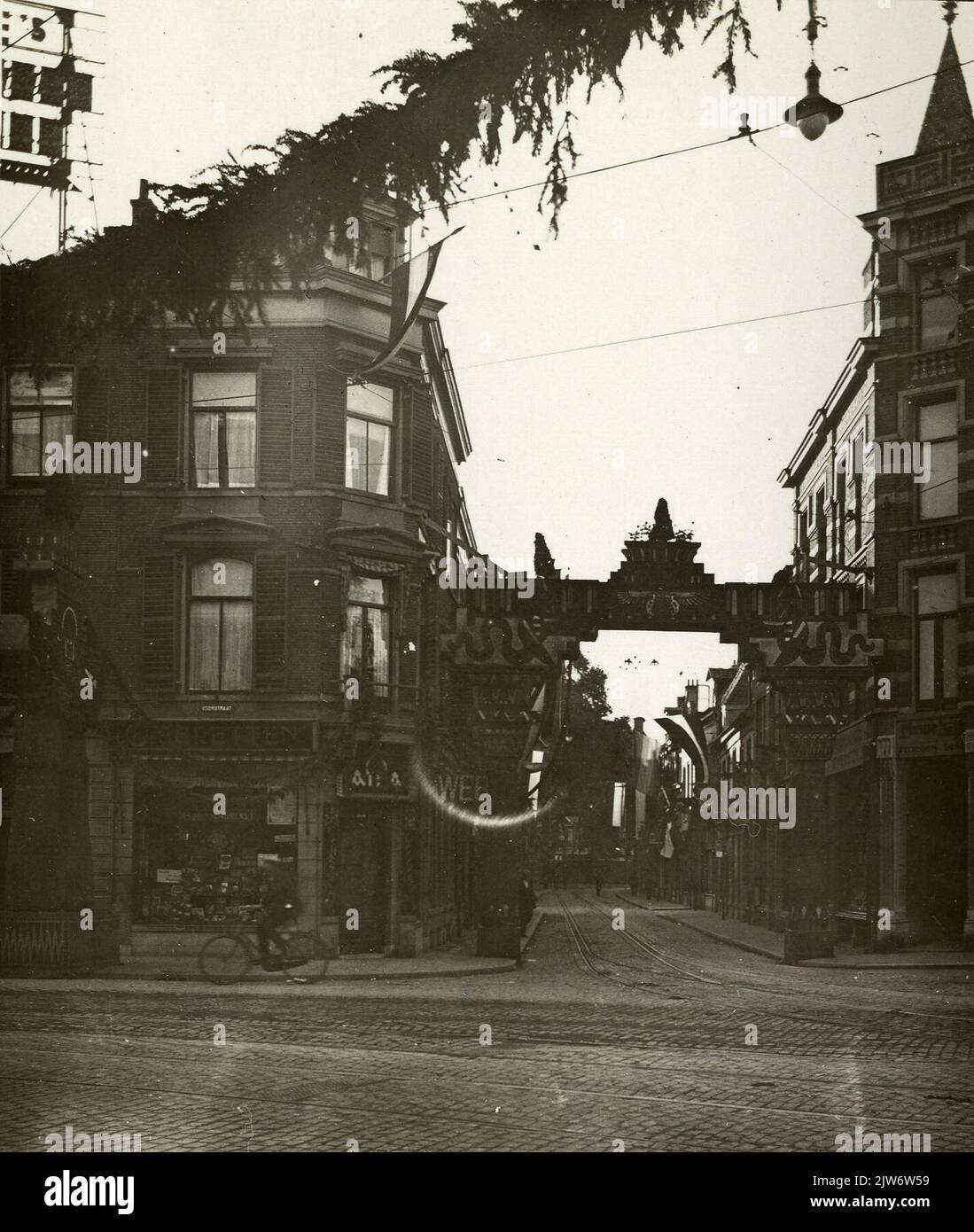 View in the Lange Jansstraat in Utrecht, from the corner with the Voorstraat, with decorations on the occasion of the celebration of the 58th anniversary of Utrecht University, with the theme "Ichnaton". Stock Photo