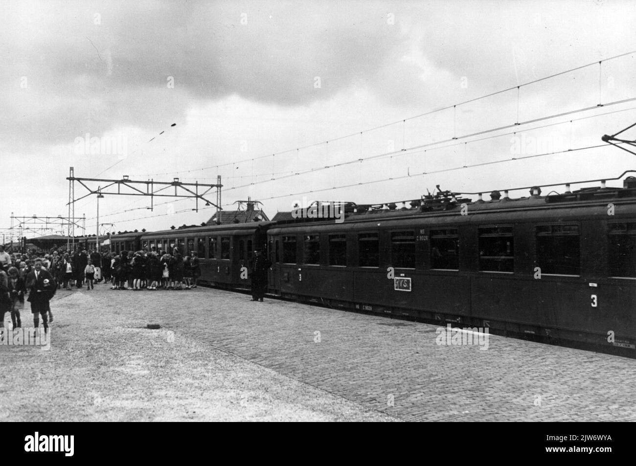 Image of getting out of a train consisting of carriages of the electric ...