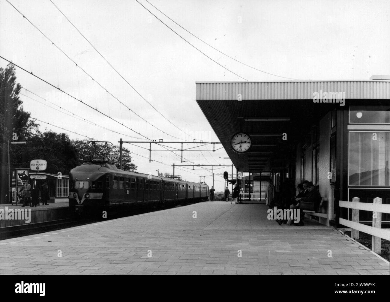 View of the platform of the N.S, Weesp station in Weesp with an electric train set matt. 1936 of