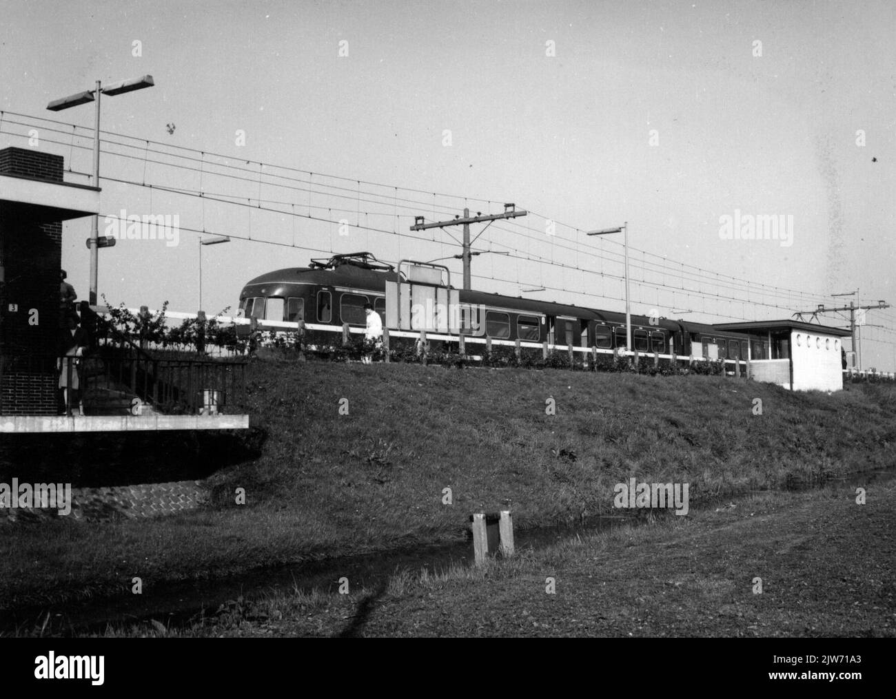 Image of an electric train set matt. 1940 along the platform of the N.S