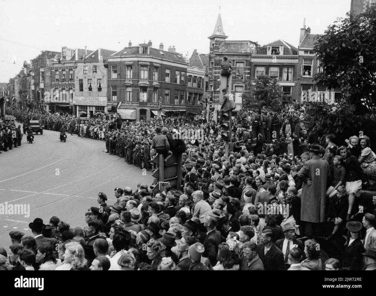 Image of the Memorial DDay Parade. The spectators in the Potterstraat