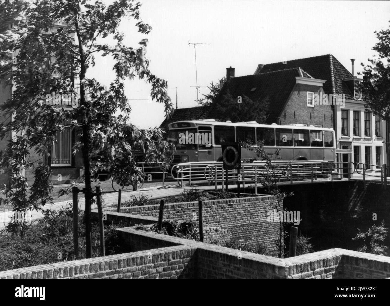 Image of a DAF-den Oudsten regional bus from Westnederland as line 5 to ...