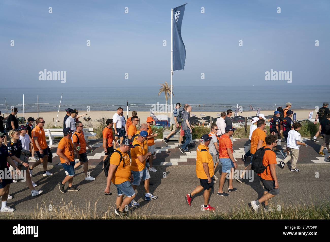 2022-09-04 10:40:53 ZANDVOORT - Visitors on their way to the Zandvoort circuit where the F1 Grand Prix of the Netherlands will be held. ANP JEROEN JUMELET netherlands out - belgium out Stock Photo