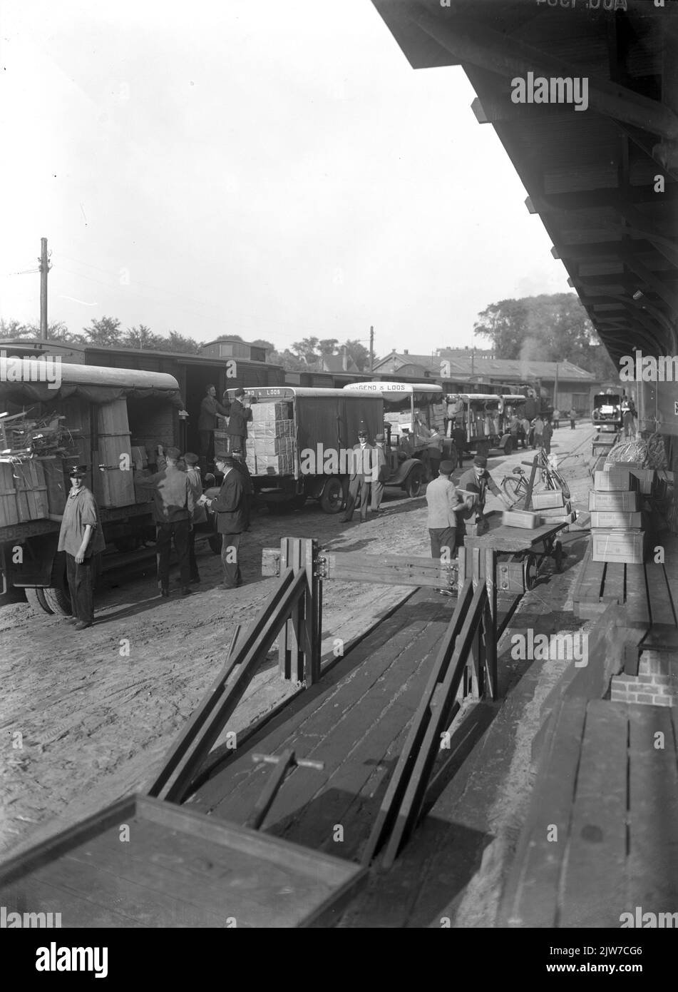 Overloading Cargo Overloading image Black and White Stock Photos & Images - Alamy