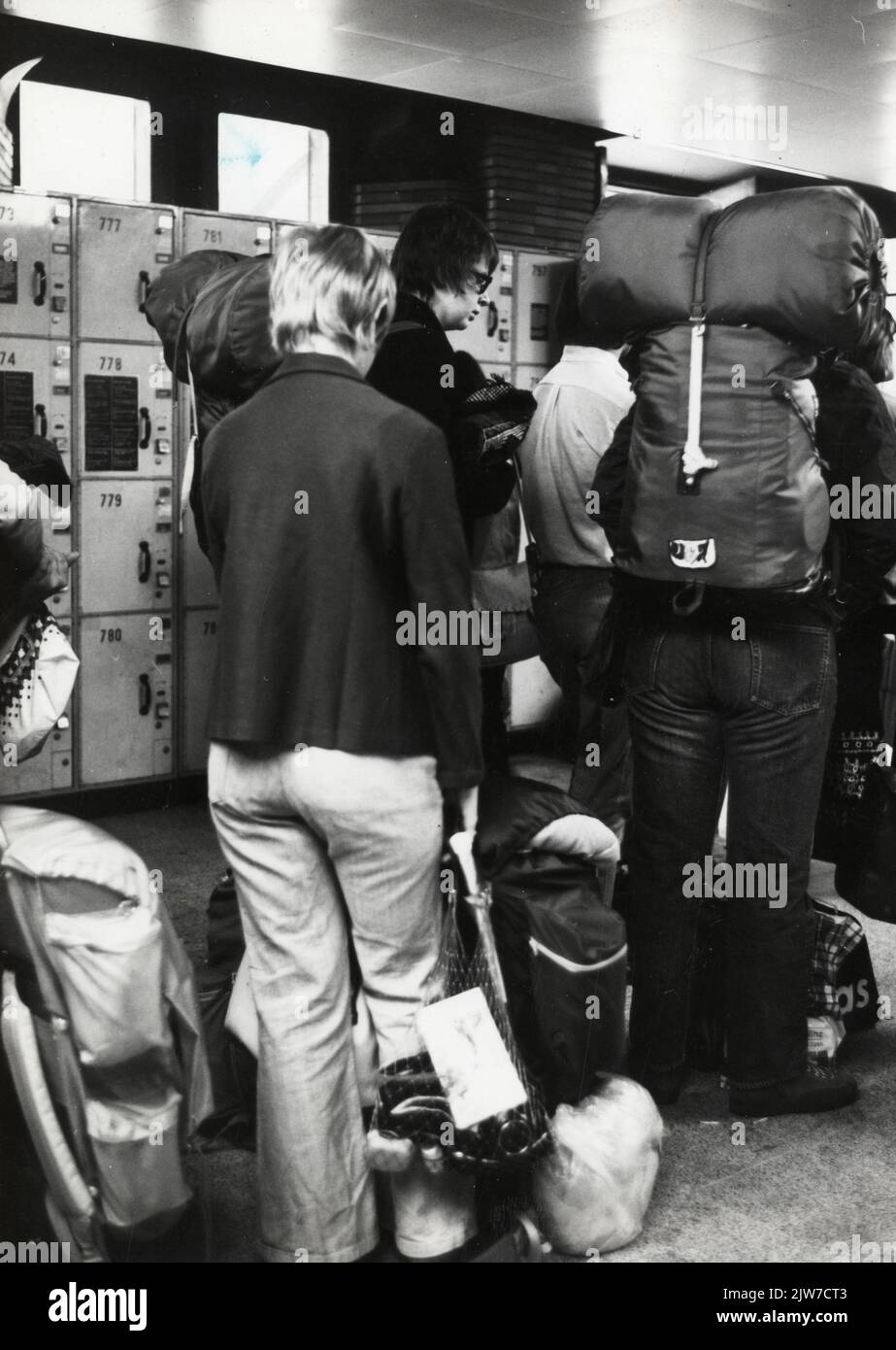 Image of train travelers at the luggage lockers of the N.S. station ...