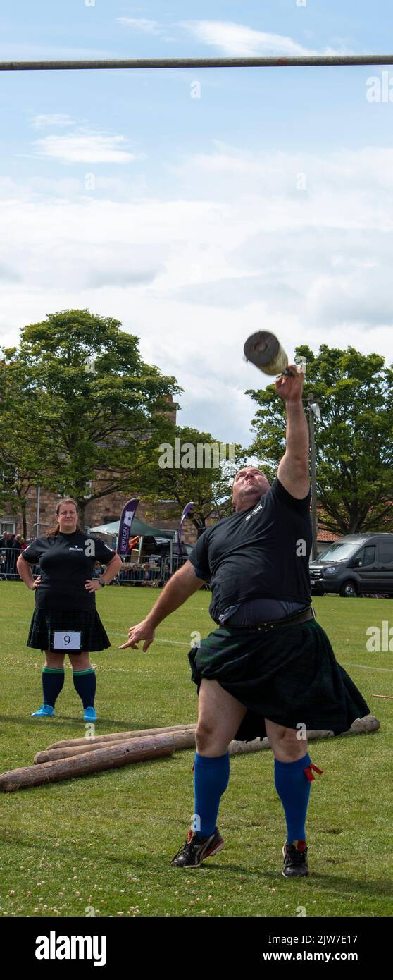 Men's Weight over the Bar event, Highland Games, North Berwick Stock Photo