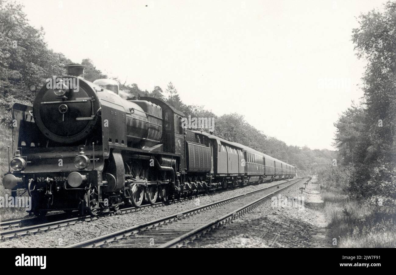 Image of the steam locomotive No. 3916 (series 3900) of the N.S. With ...