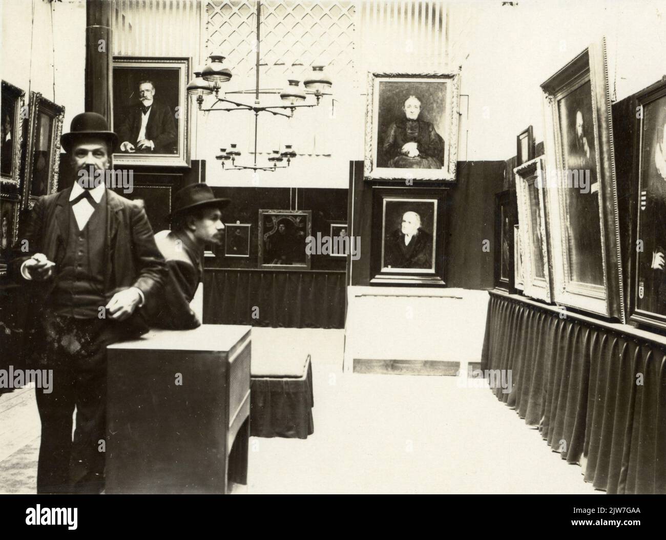 View in the exhibition hall of the Association for Art (Nobelstraat 12) in Utrecht during the exhibition Portraits of Oude and Nieuw Masters, with left Suppost Wijtman and Joh. A. Moesman. Stock Photo