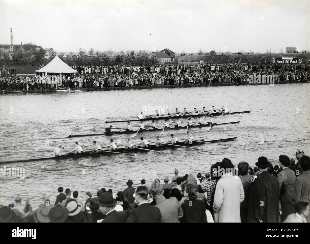 Image of the rowing competition of De Jonge Acht during the Varsity