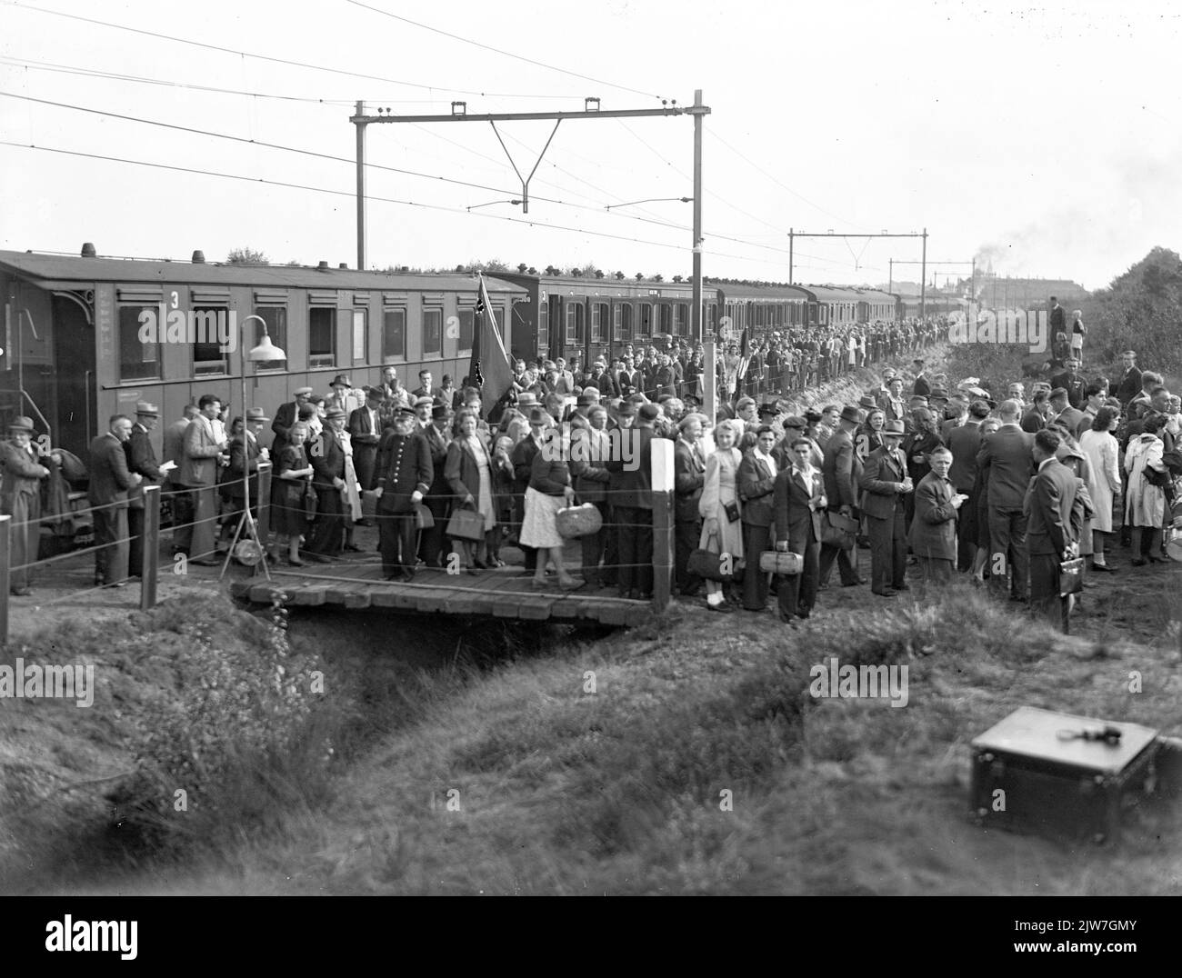 image-of-an-extra-train-with-a-large-group-between-soesterberg-and
