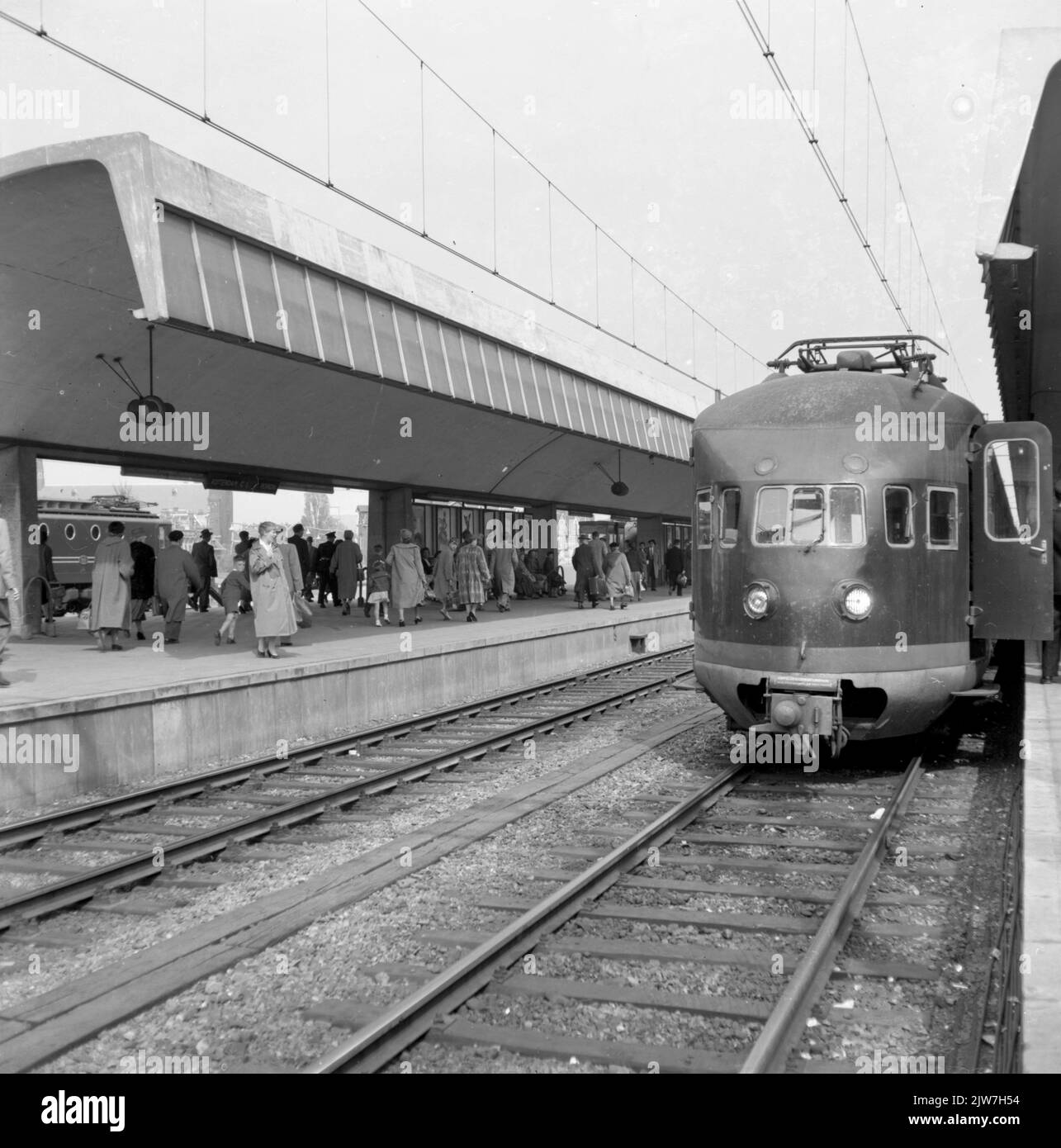 Image of an electric train set matt. 1936 of the N.S. Along a platform