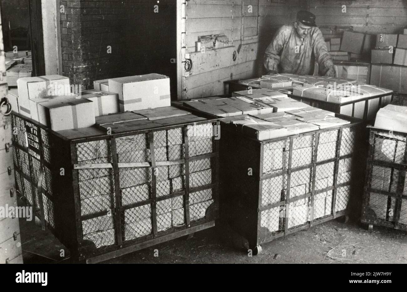 Image of the transport of glassware with small loading boxes of the N.S
