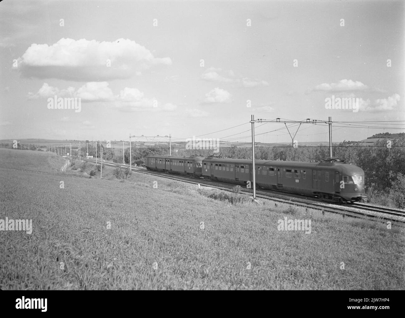 Image of two linked electric train sets matt. 1946 of the N.S. Near