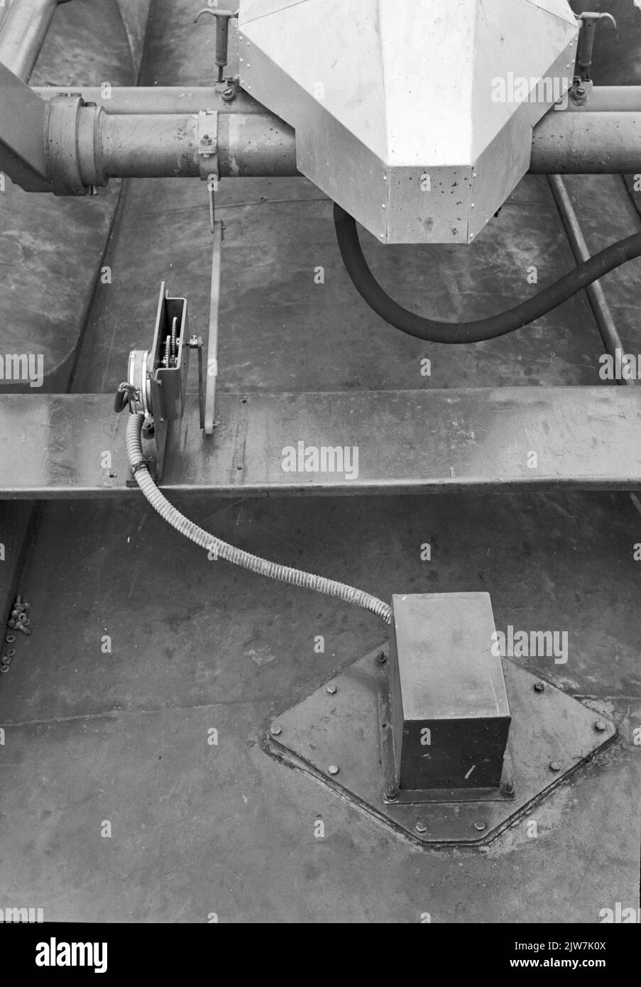 Image of the measuring equipment on the roof of the electric train set