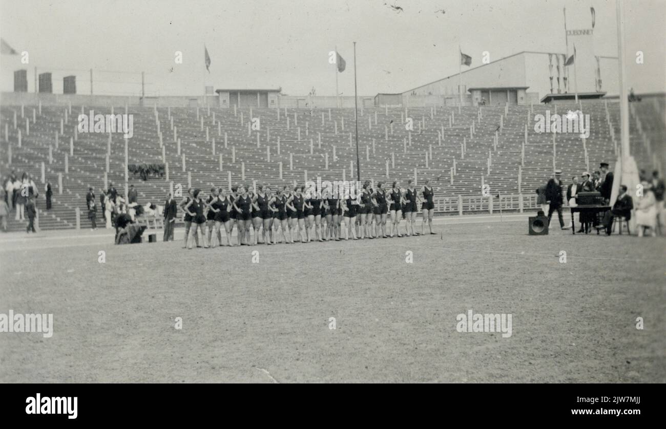 Image of an exercise Rhythmic gymnastics with athletes of the Utrecht Gymnastics and Screen Association Bato during the gymnastics tournament in the Jubel Stadium in Brussels.n.b. The gymnastics parties were organized because of the 70-year anniversary of the Royal Belgian Turnbond and took place from 19 to 23 July in the Jubel Stadium (later Heysel Stadium and then King Baudouin Stadium). Stock Photo