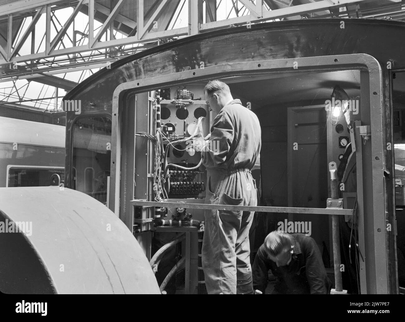 Image of the installation of the electrical wiring of a dieselelectric from the 2200