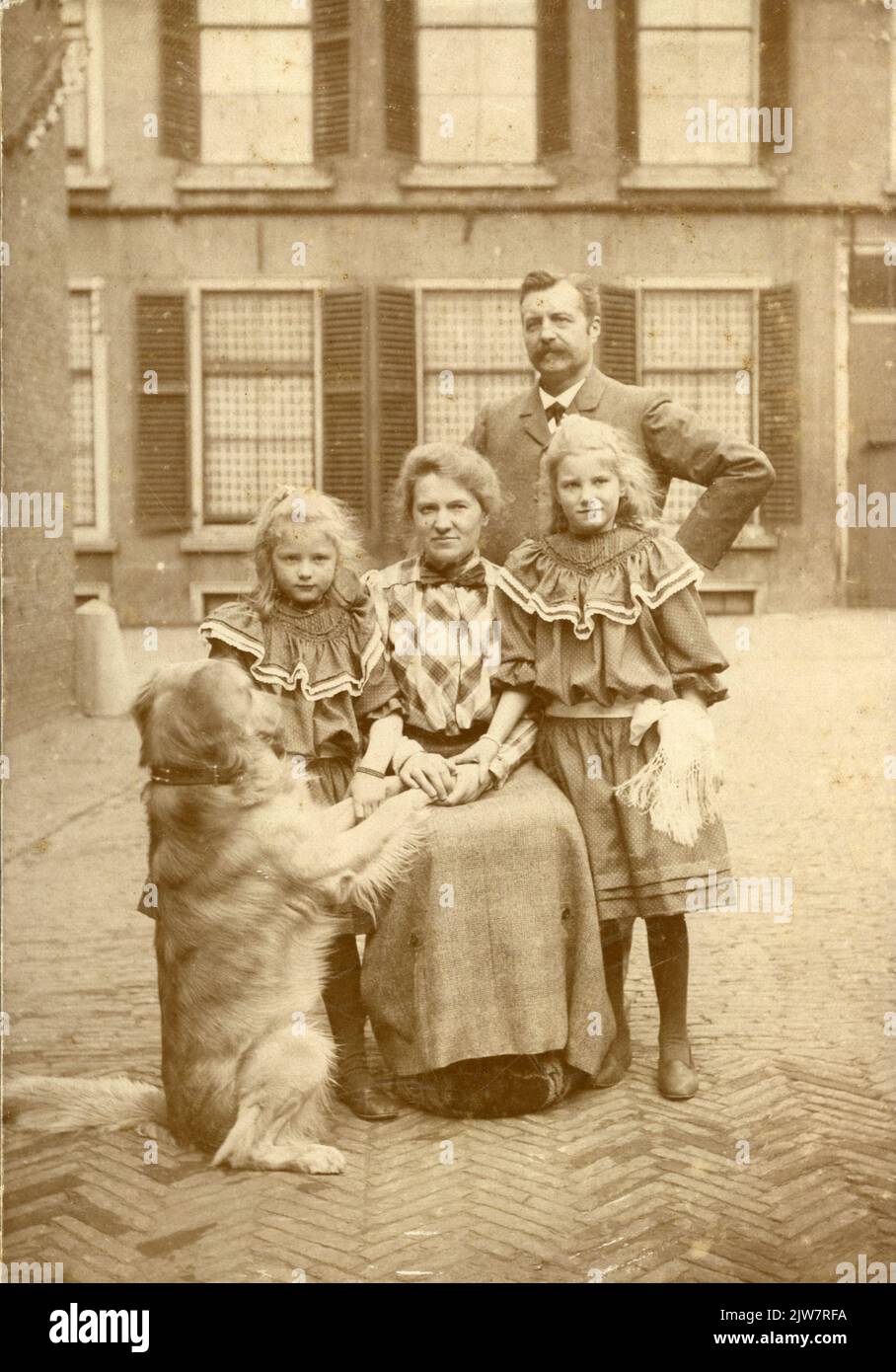Group portrait of the Verheij-Helling van den Berg family with their dog in the inner area of the Rijksmunt (Oudegracht Weerdzijde 73), with from left to right Catharina Verheij (1899-1982), Catharina Verheij-Helling van den Berg (1868-1947) , Kornelis Jan Verheij (1859-1907, chief manufacture at the Rijksmunt) and Wilhelmina Verheij (1897-1972) .n.b. The address Oudegracht Weerdzijde 73 was changed in 1917 to Oudegracht 108. Stock Photo