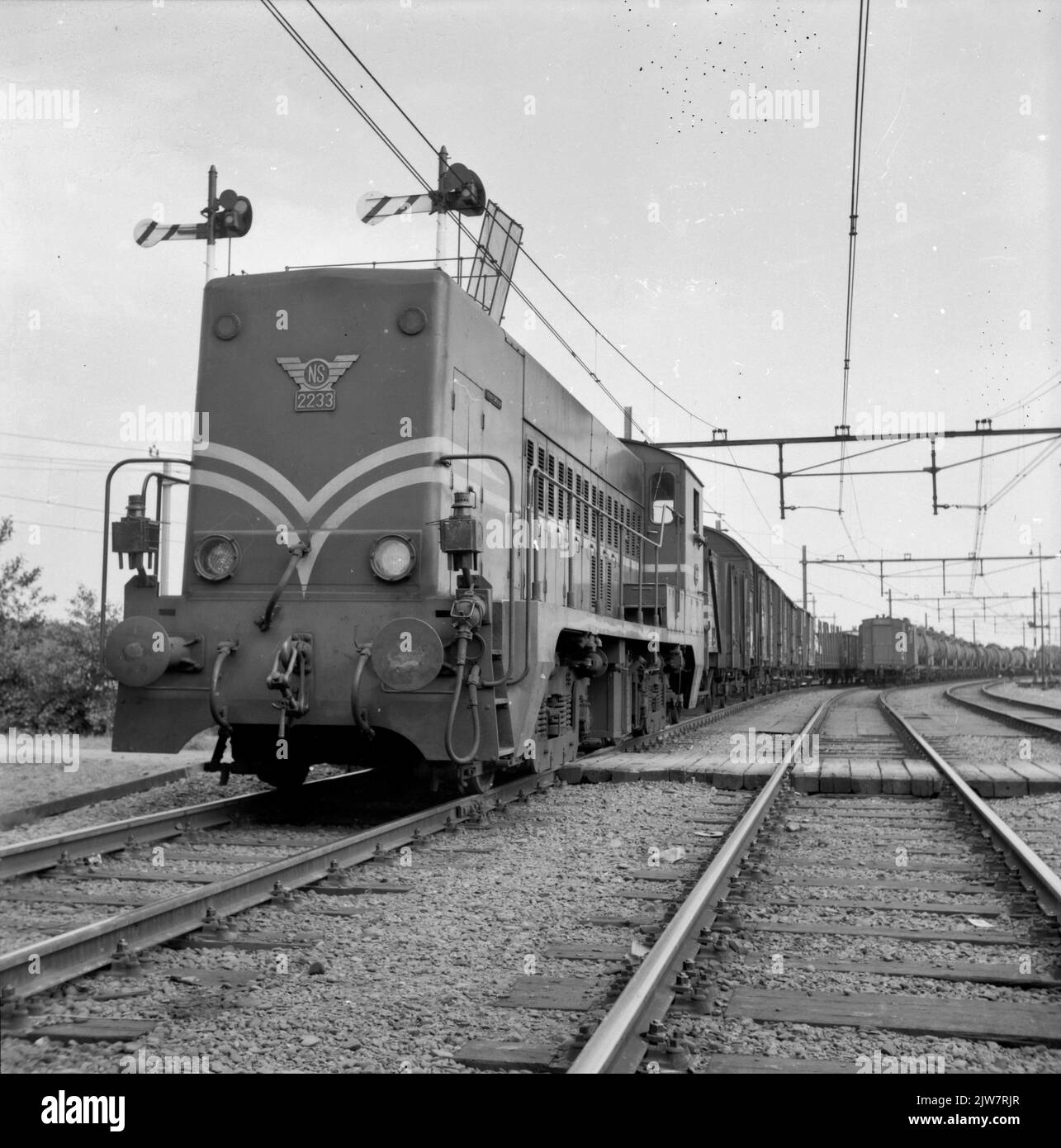 Image of the DieselElectric No. 2233 (series 2200/2300) of