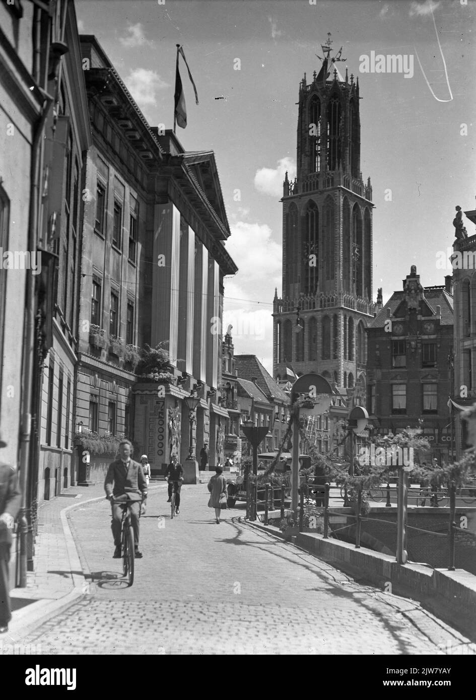 View of the Stadhuisbrug and Domtoren in Utrecht with the decorated facade of the Town Hall (Stadhuis bridge 1) in Utrecht on the occasion of the 59th anniversary of the University (295th anniversary) with the theme Cortez. Stock Photo
